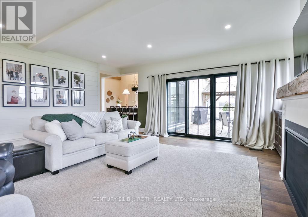 1803 Old Second Road N, Springwater, ON - Indoor Photo Showing Living Room