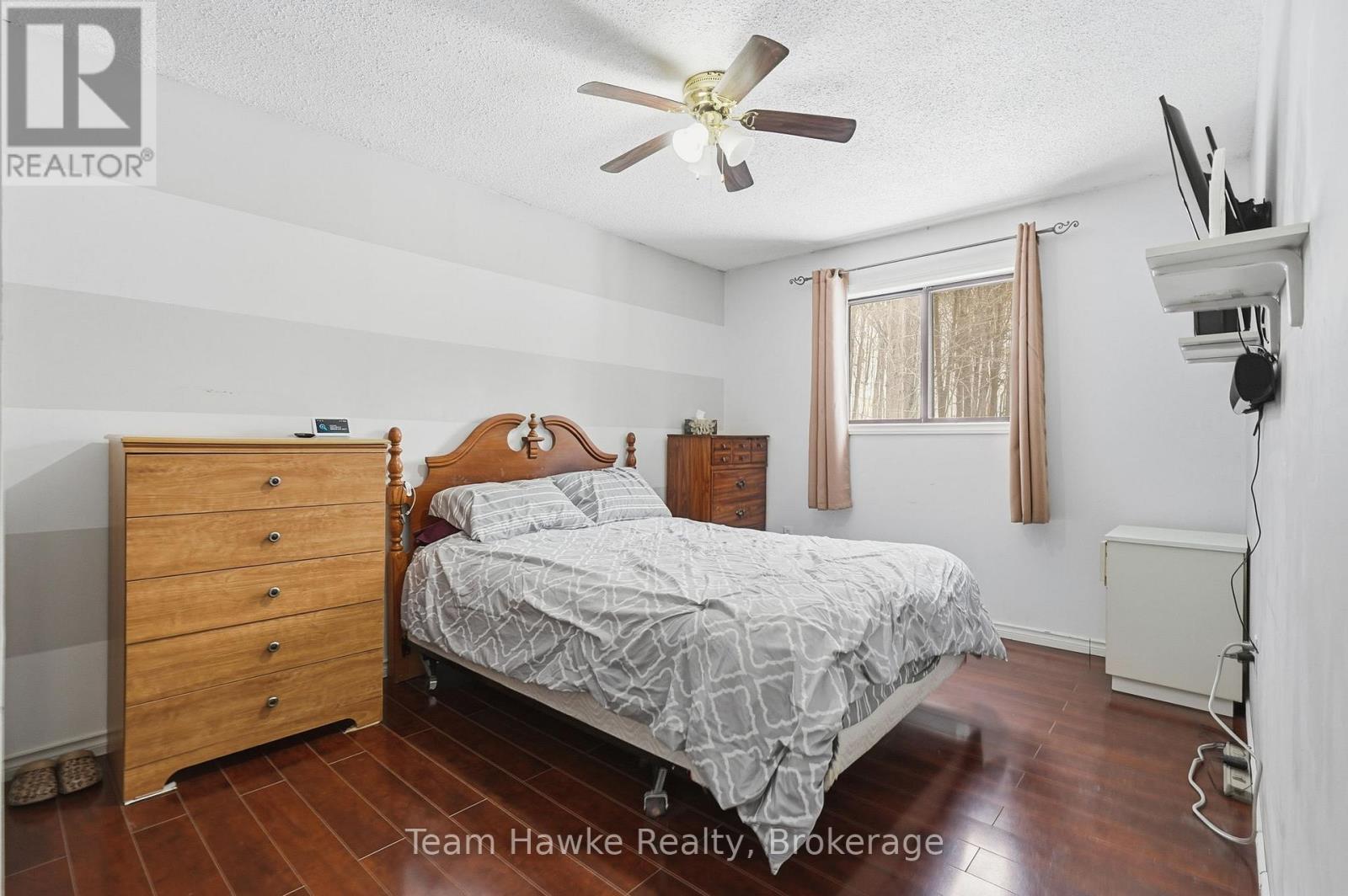 77 Tall Pines Drive, Tiny, ON - Indoor Photo Showing Bedroom