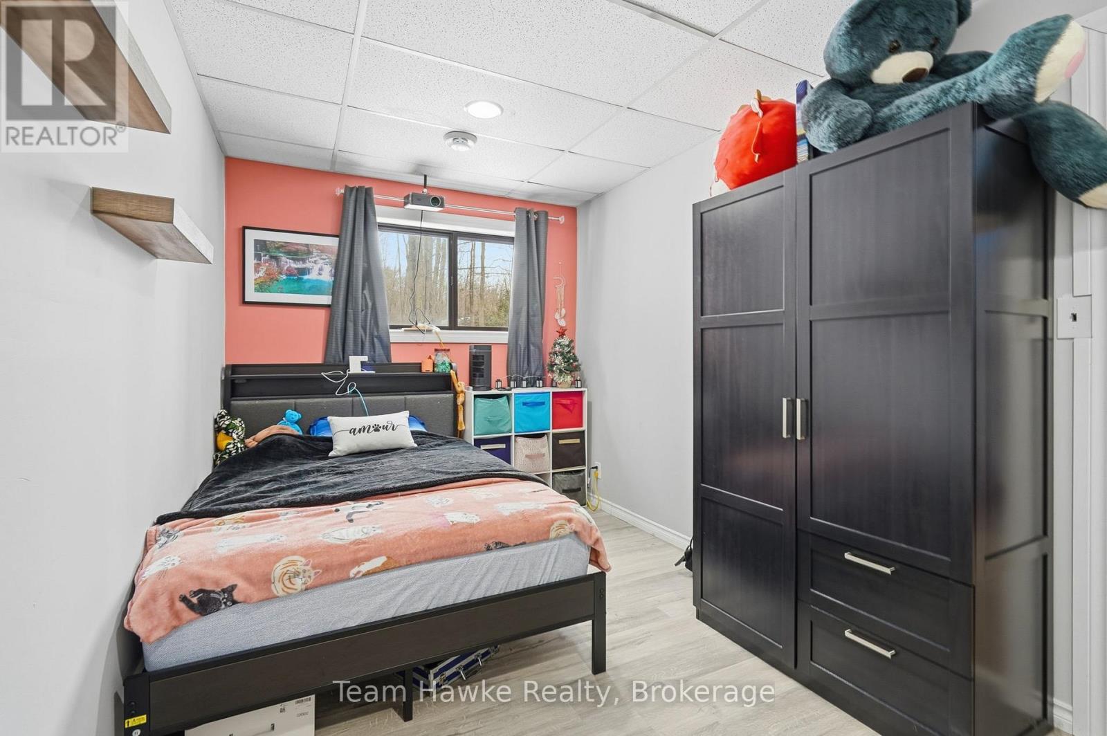 77 Tall Pines Drive, Tiny, ON - Indoor Photo Showing Bedroom