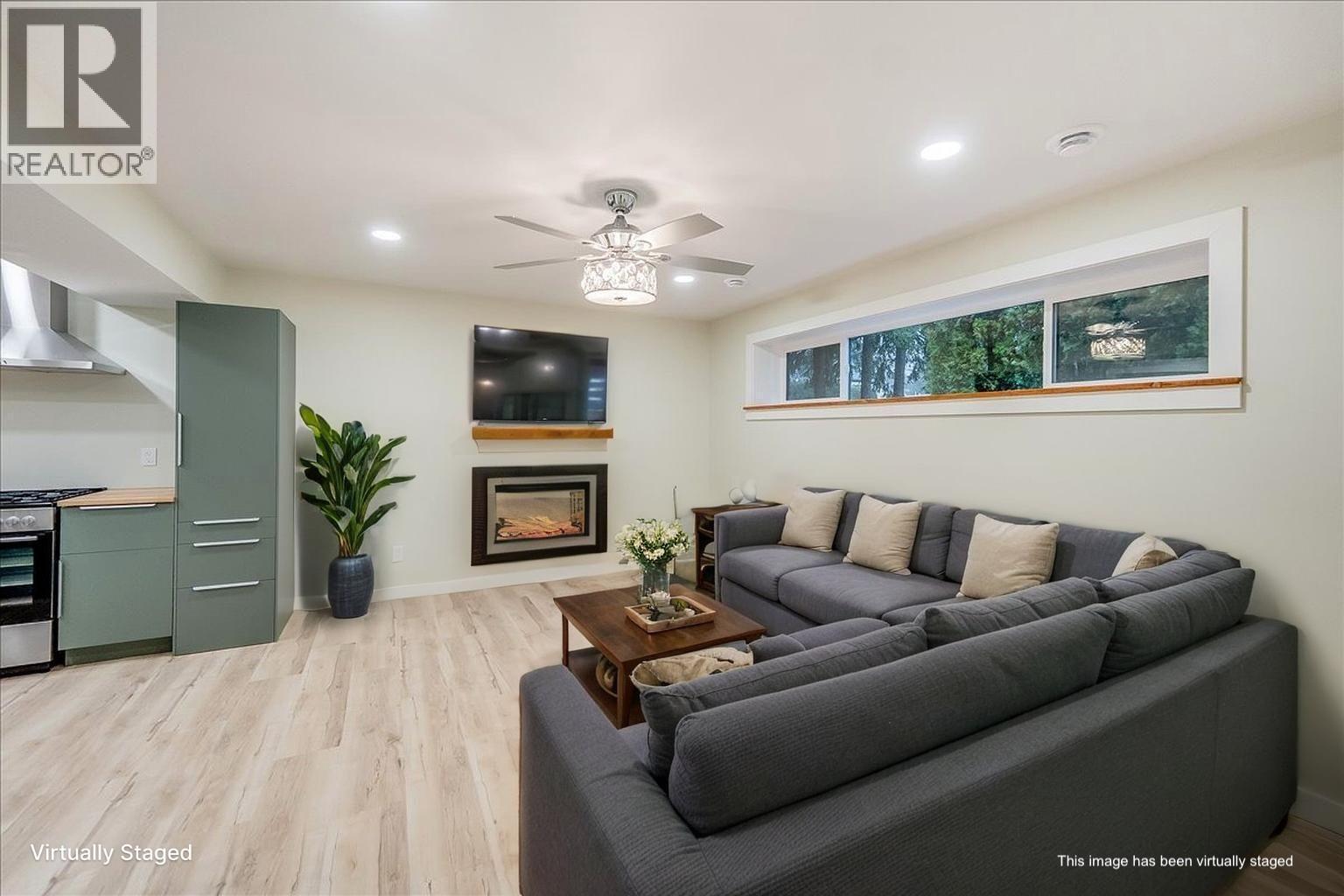 1408 Meadowbrook Drive, Castlegar, BC - Indoor Photo Showing Living Room With Fireplace