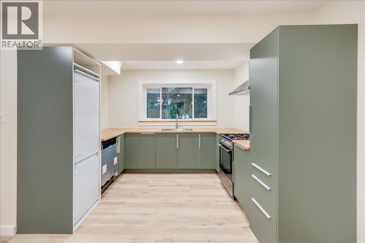 1408 Meadowbrook Drive, Castlegar, BC - Indoor Photo Showing Kitchen