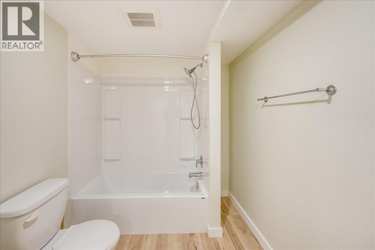 1408 Meadowbrook Drive, Castlegar, BC - Indoor Photo Showing Bathroom