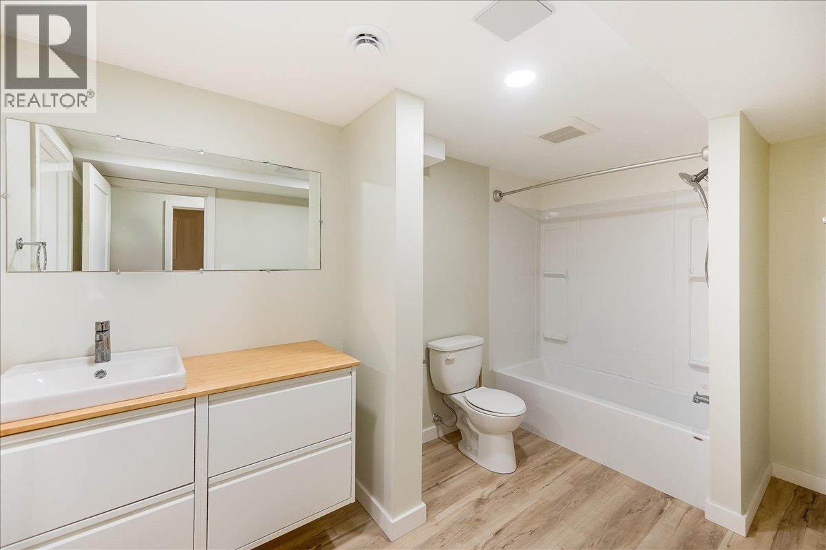 1408 Meadowbrook Drive, Castlegar, BC - Indoor Photo Showing Bathroom