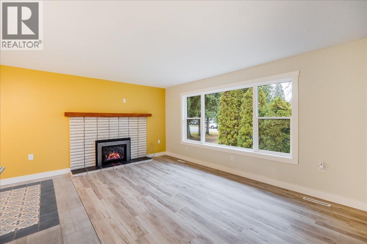 1408 Meadowbrook Drive, Castlegar, BC - Indoor Photo Showing Living Room With Fireplace