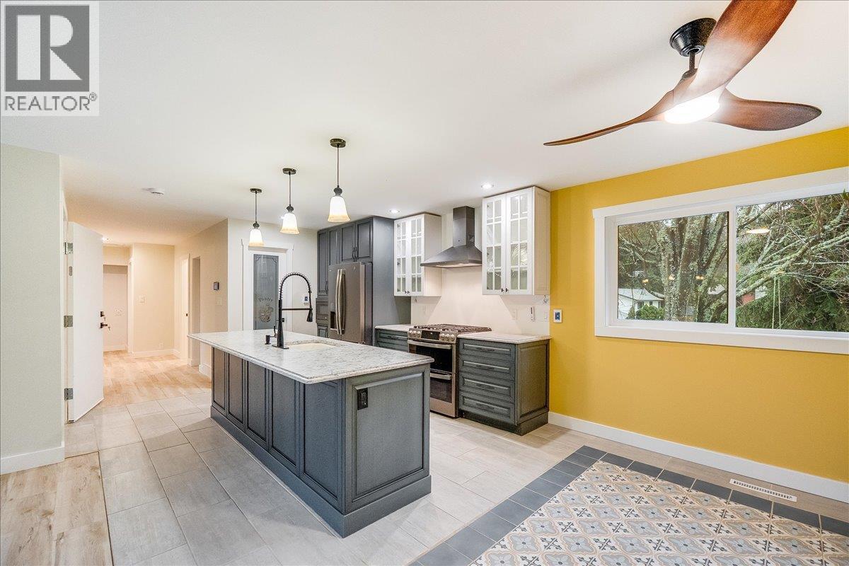 1408 Meadowbrook Drive, Castlegar, BC - Indoor Photo Showing Kitchen With Upgraded Kitchen