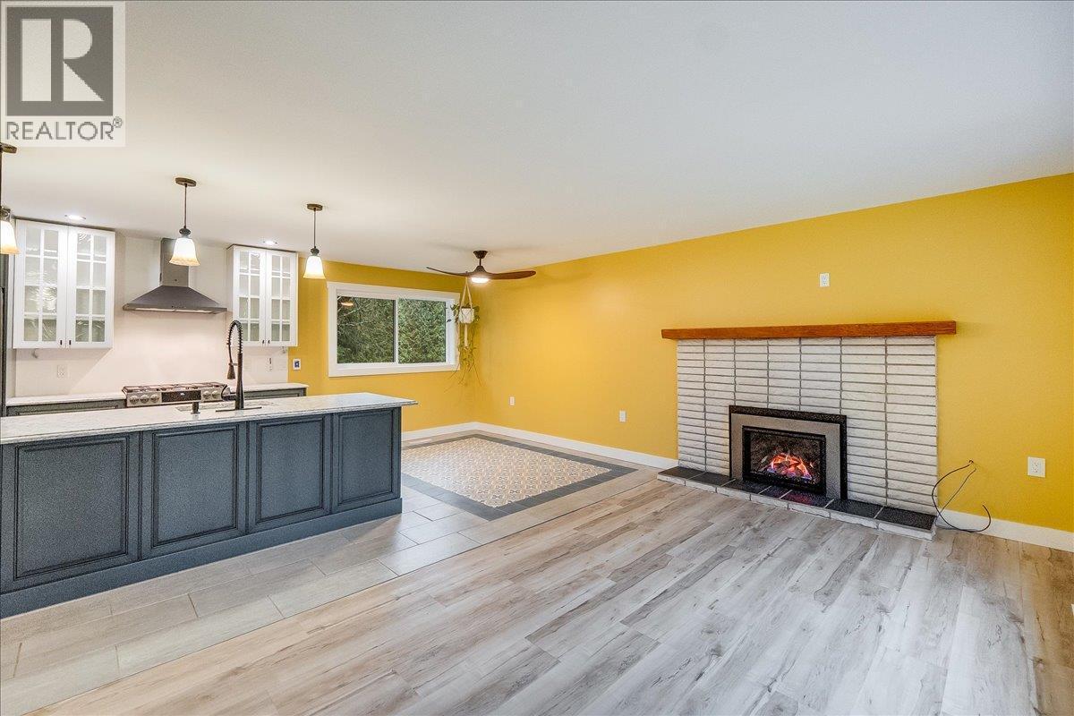 1408 Meadowbrook Drive, Castlegar, BC - Indoor With Fireplace