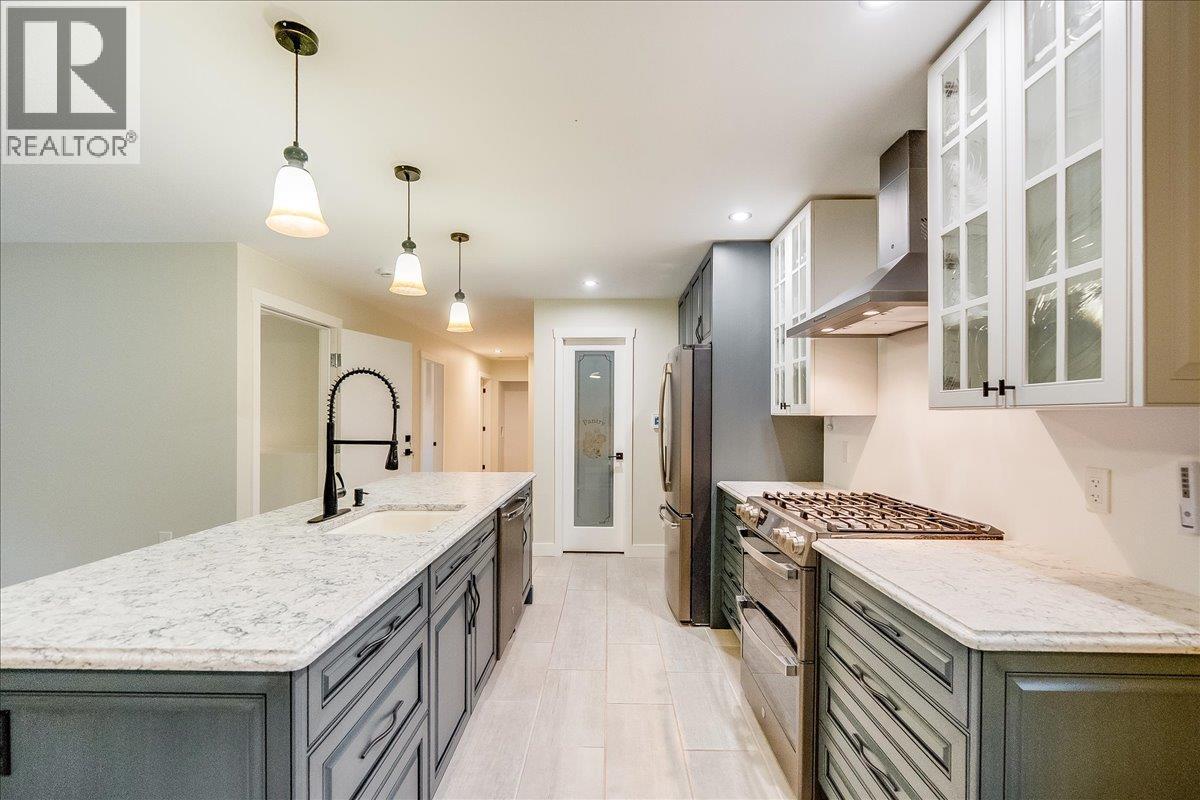 1408 Meadowbrook Drive, Castlegar, BC - Indoor Photo Showing Kitchen With Upgraded Kitchen