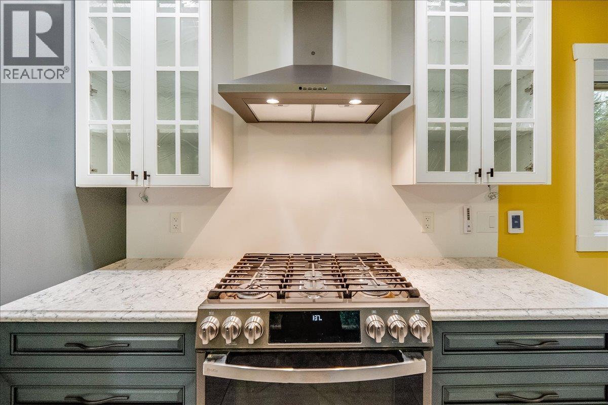 1408 Meadowbrook Drive, Castlegar, BC - Indoor Photo Showing Kitchen