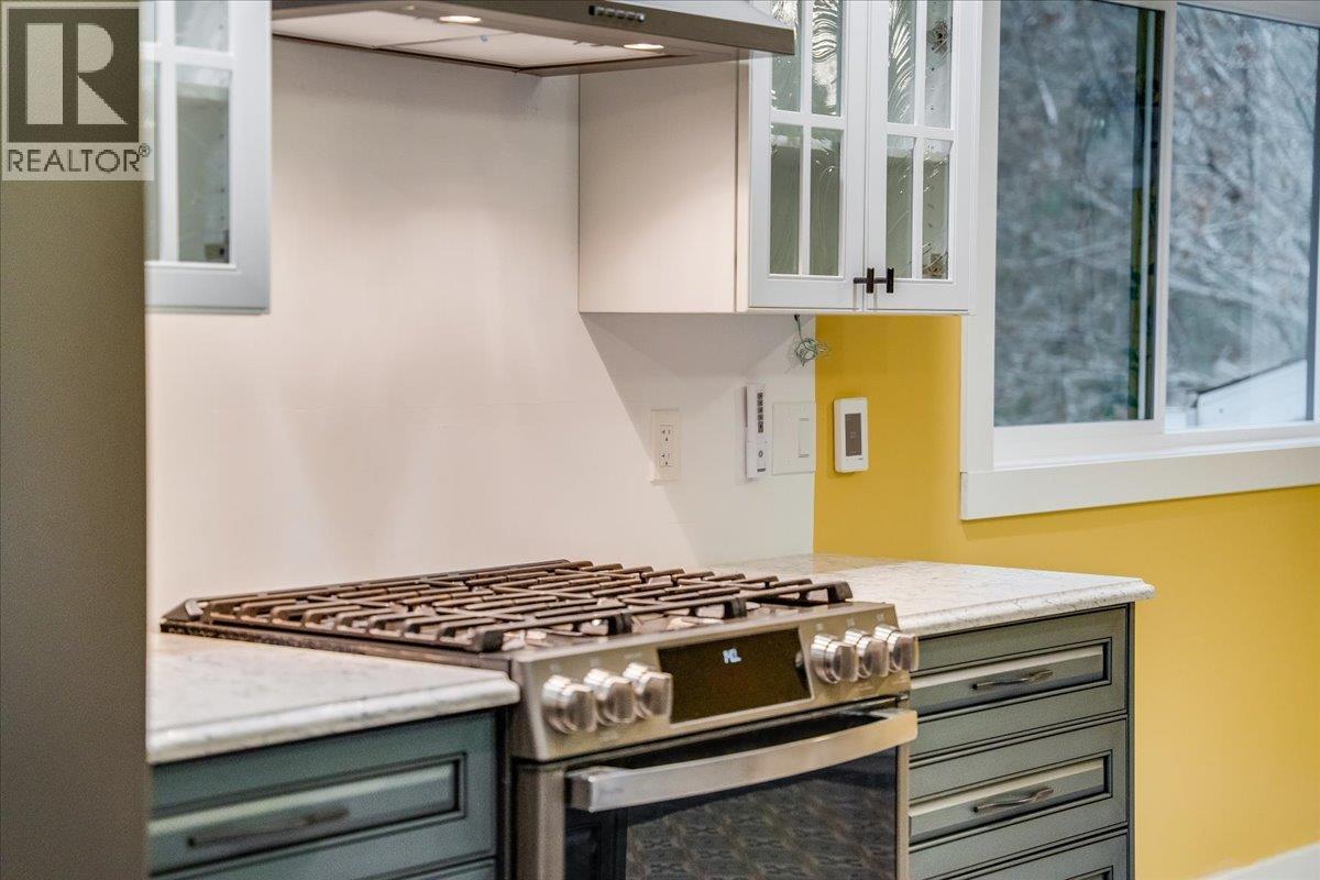1408 Meadowbrook Drive, Castlegar, BC - Indoor Photo Showing Kitchen