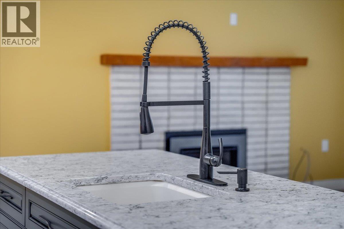 1408 Meadowbrook Drive, Castlegar, BC - Indoor Photo Showing Kitchen