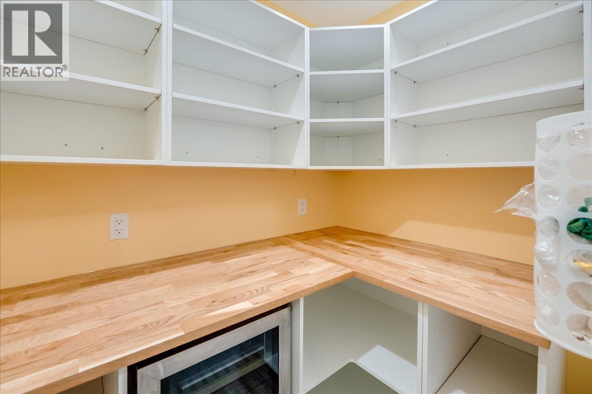 1408 Meadowbrook Drive, Castlegar, BC - Indoor With Storage