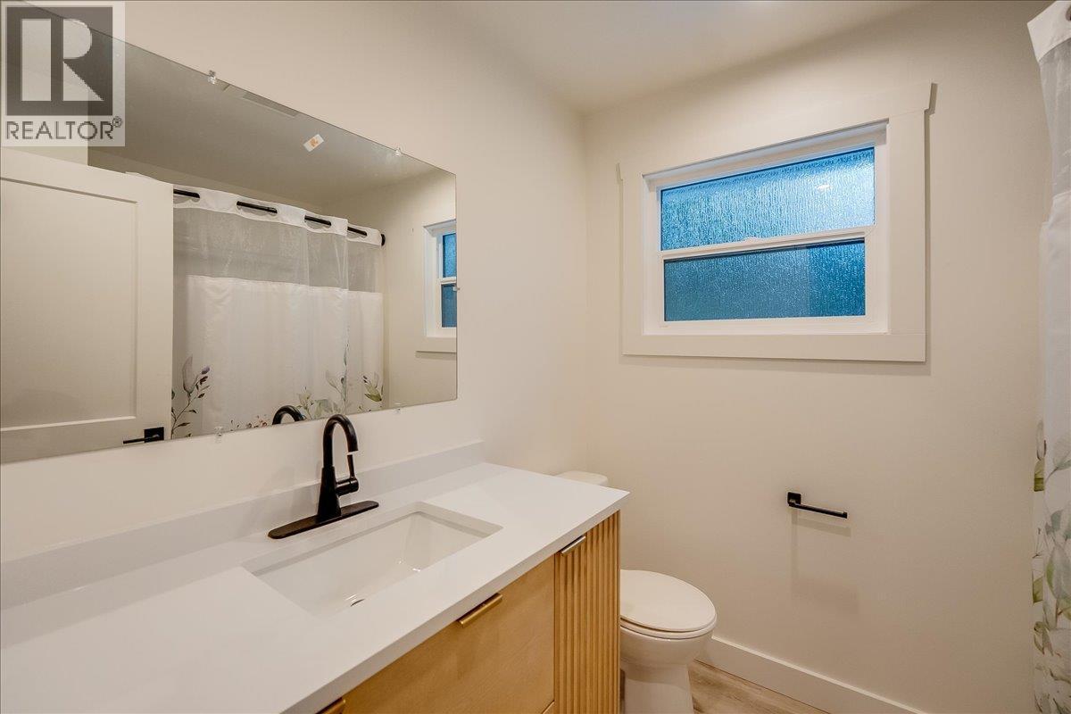 1408 Meadowbrook Drive, Castlegar, BC - Indoor Photo Showing Bathroom