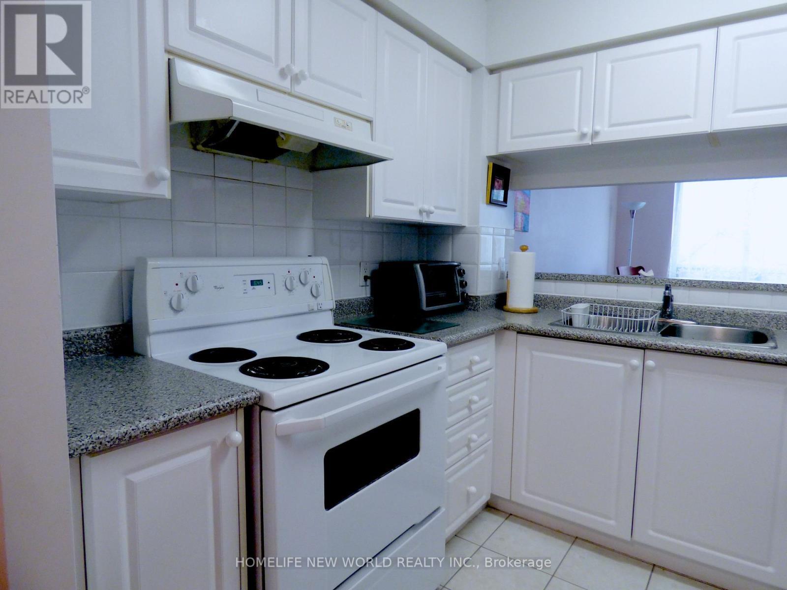 507 - 9015 Leslie Street, Richmond Hill, ON - Indoor Photo Showing Kitchen With Double Sink