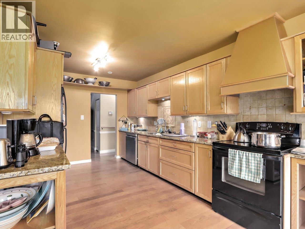 534 Beachview Drive, North Vancouver, BC - Indoor Photo Showing Kitchen
