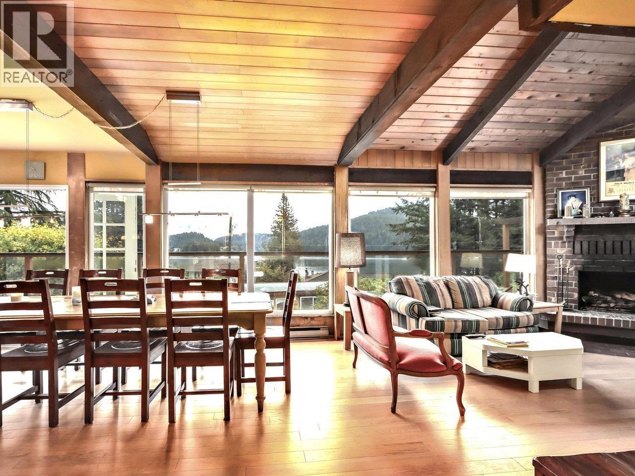 534 Beachview Drive, North Vancouver, BC - Indoor Photo Showing Living Room With Fireplace
