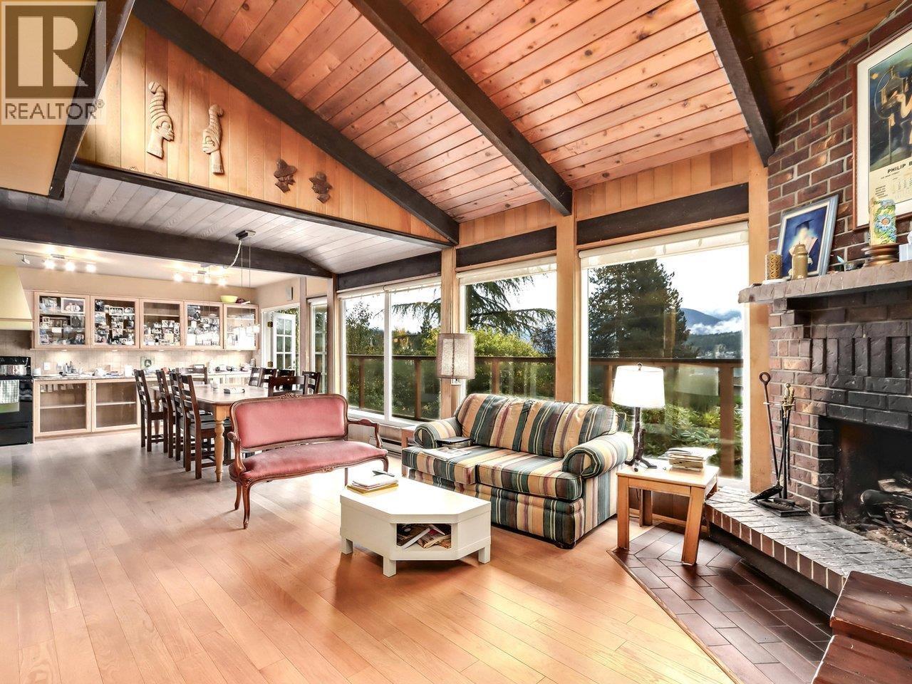 534 Beachview Drive, North Vancouver, BC - Indoor Photo Showing Living Room With Fireplace