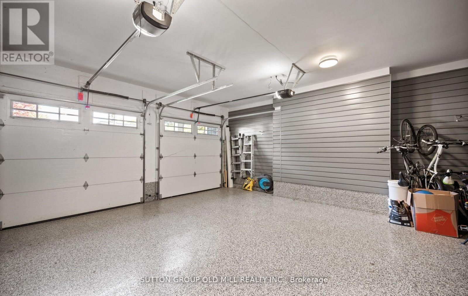 8 Cumberland Drive, Mississauga, ON - Indoor Photo Showing Garage
