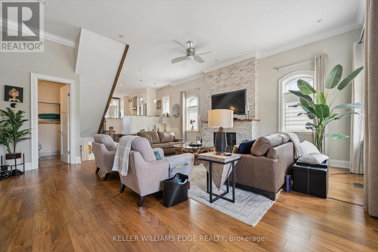 1081 Beach Boulevard, Hamilton, ON - Indoor Photo Showing Living Room