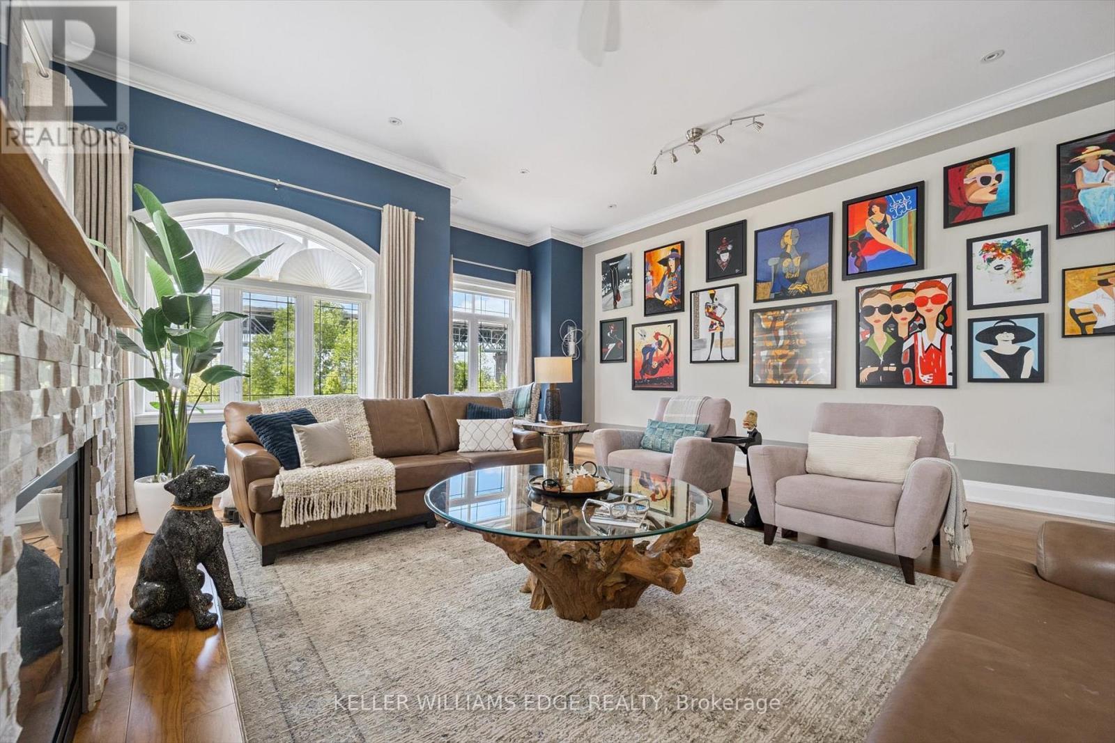 1081 Beach Boulevard, Hamilton, ON - Indoor Photo Showing Living Room