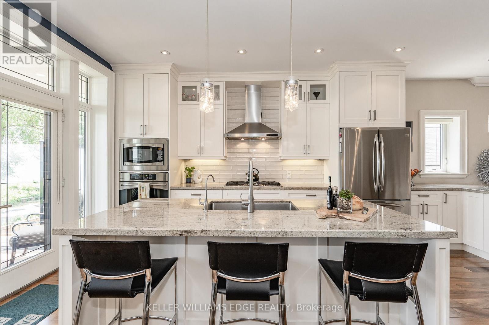 1081 Beach Boulevard, Hamilton, ON - Indoor Photo Showing Kitchen With Stainless Steel Kitchen With Upgraded Kitchen