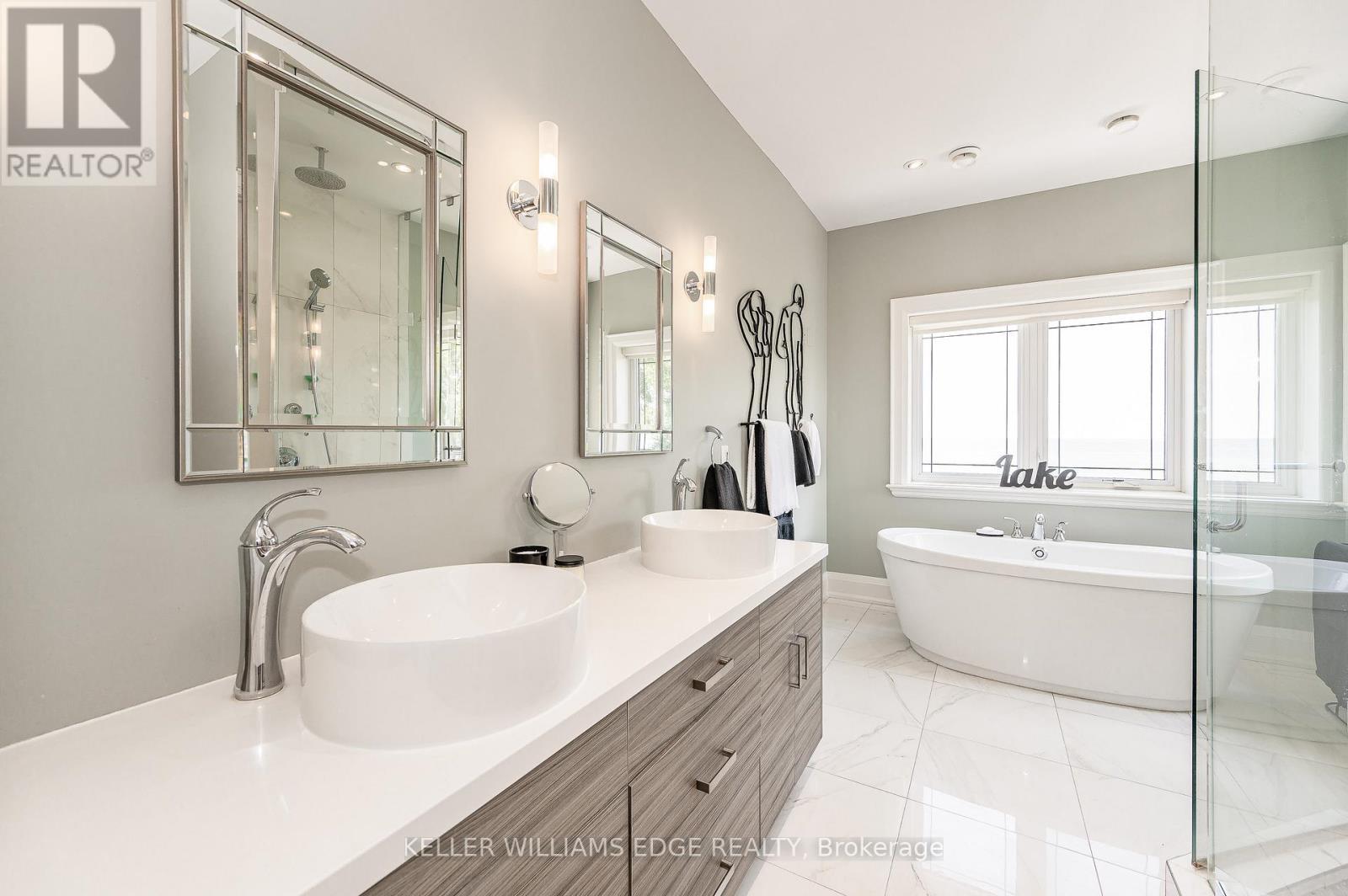 1081 Beach Boulevard, Hamilton, ON - Indoor Photo Showing Bathroom