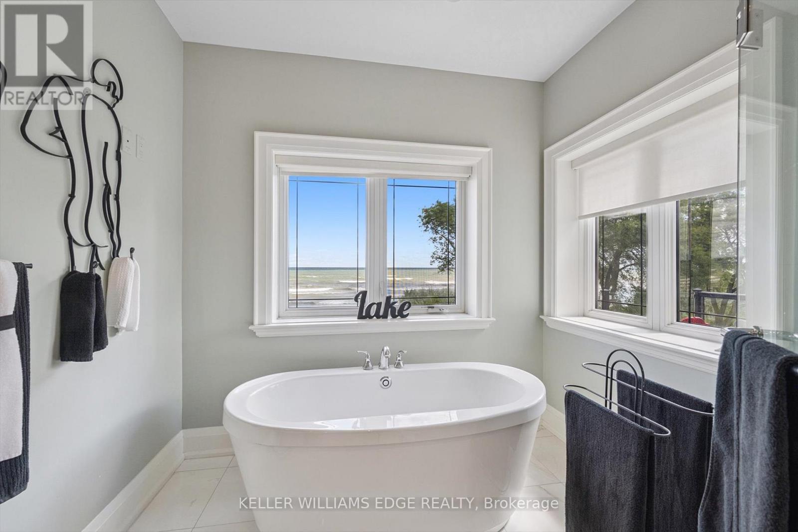 1081 Beach Boulevard, Hamilton, ON - Indoor Photo Showing Bathroom