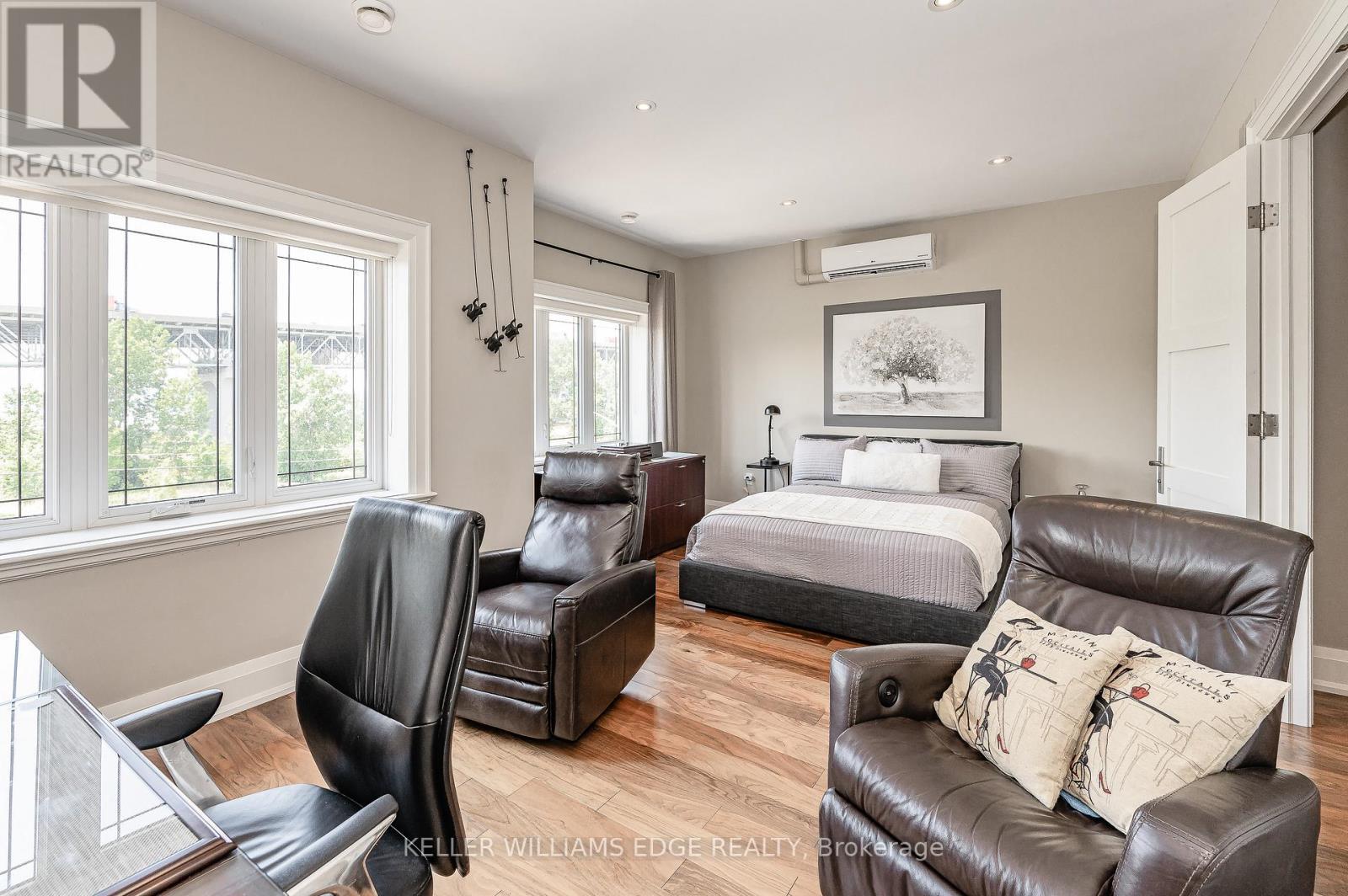 1081 Beach Boulevard, Hamilton, ON - Indoor