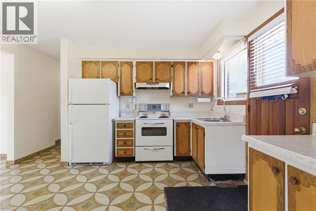 83 Riverdale Drive, Hamilton, ON - Indoor Photo Showing Kitchen