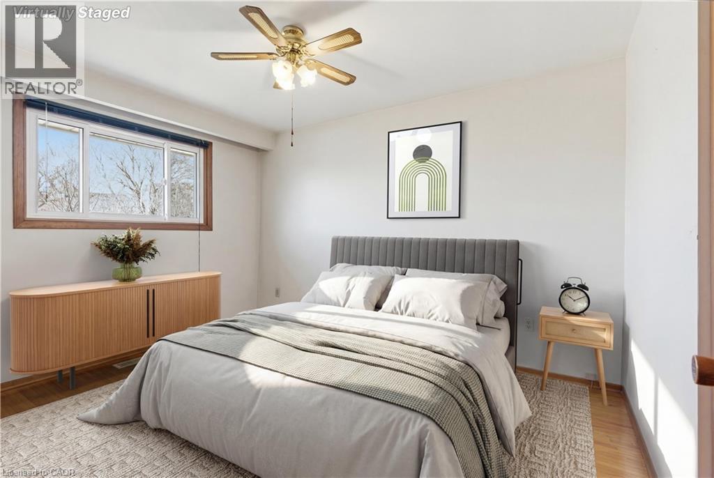 83 Riverdale Drive, Hamilton, ON - Indoor Photo Showing Bedroom