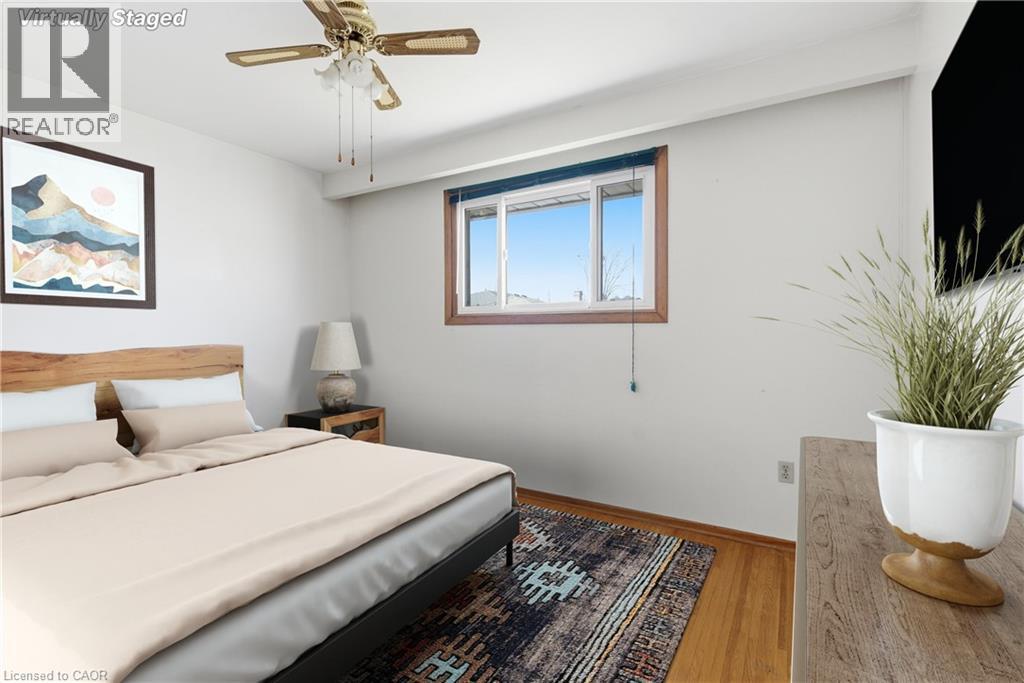 83 Riverdale Drive, Hamilton, ON - Indoor Photo Showing Bedroom