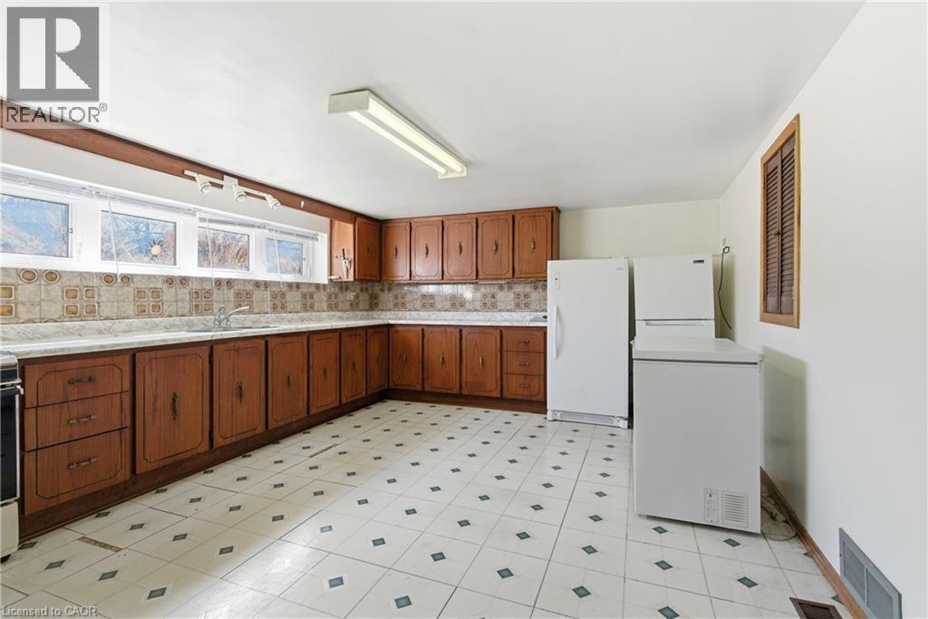 83 Riverdale Drive, Hamilton, ON - Indoor Photo Showing Kitchen