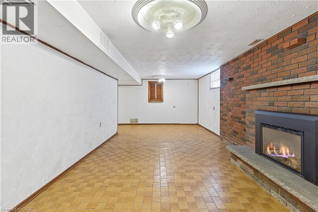 83 Riverdale Drive, Hamilton, ON - Indoor With Fireplace