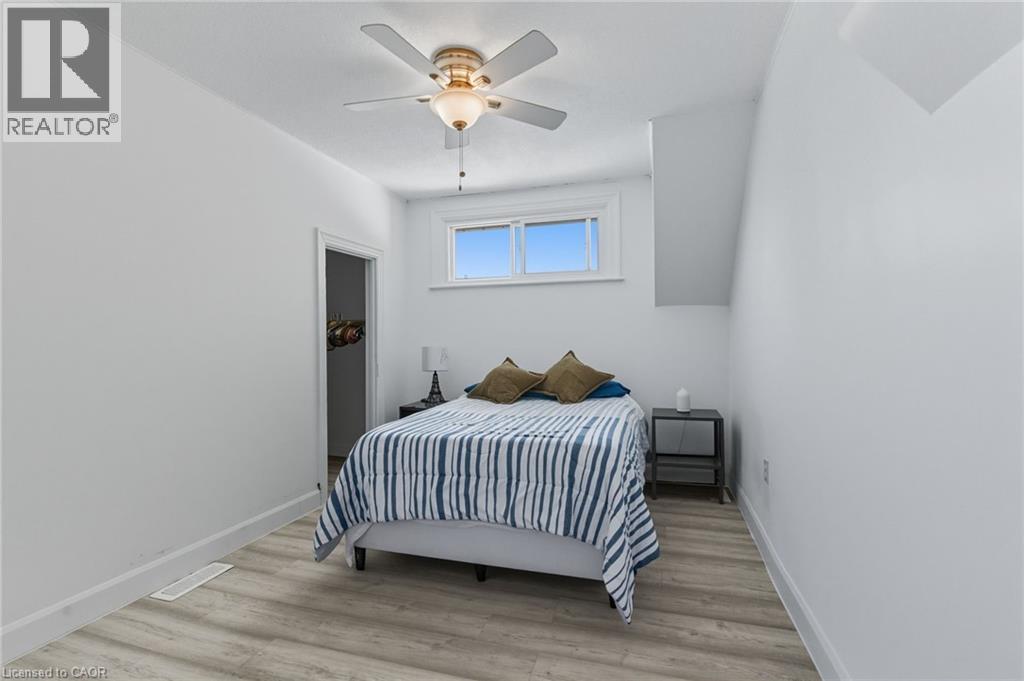 157 East 5Th Street, Hamilton, ON - Indoor Photo Showing Bedroom