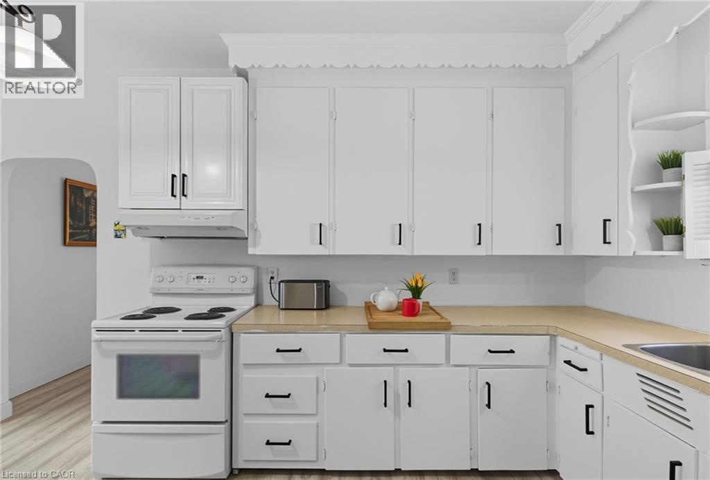157 East 5Th Street, Hamilton, ON - Indoor Photo Showing Kitchen