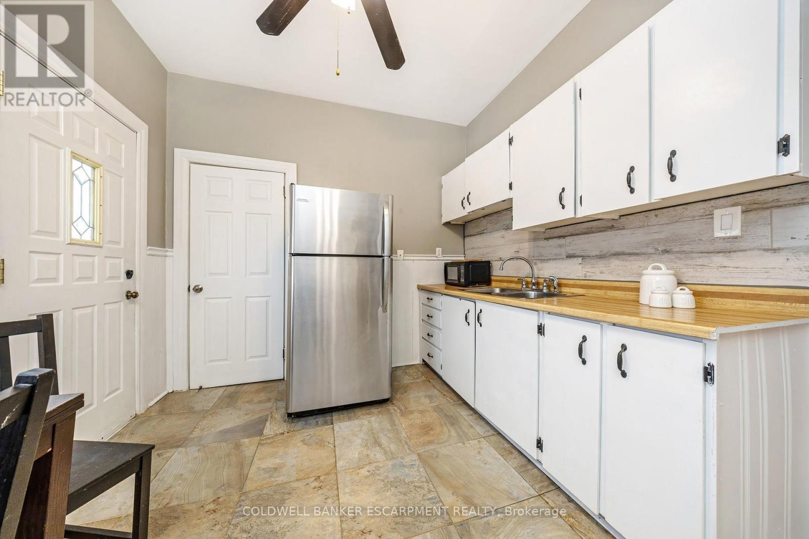 122 Cedar Street, Cambridge, ON - Indoor Photo Showing Kitchen With Double Sink