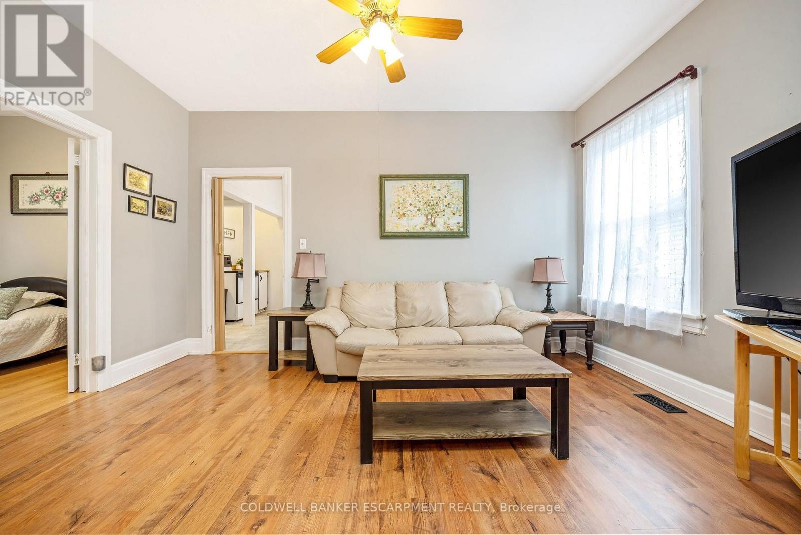 122 Cedar Street, Cambridge, ON - Indoor Photo Showing Living Room
