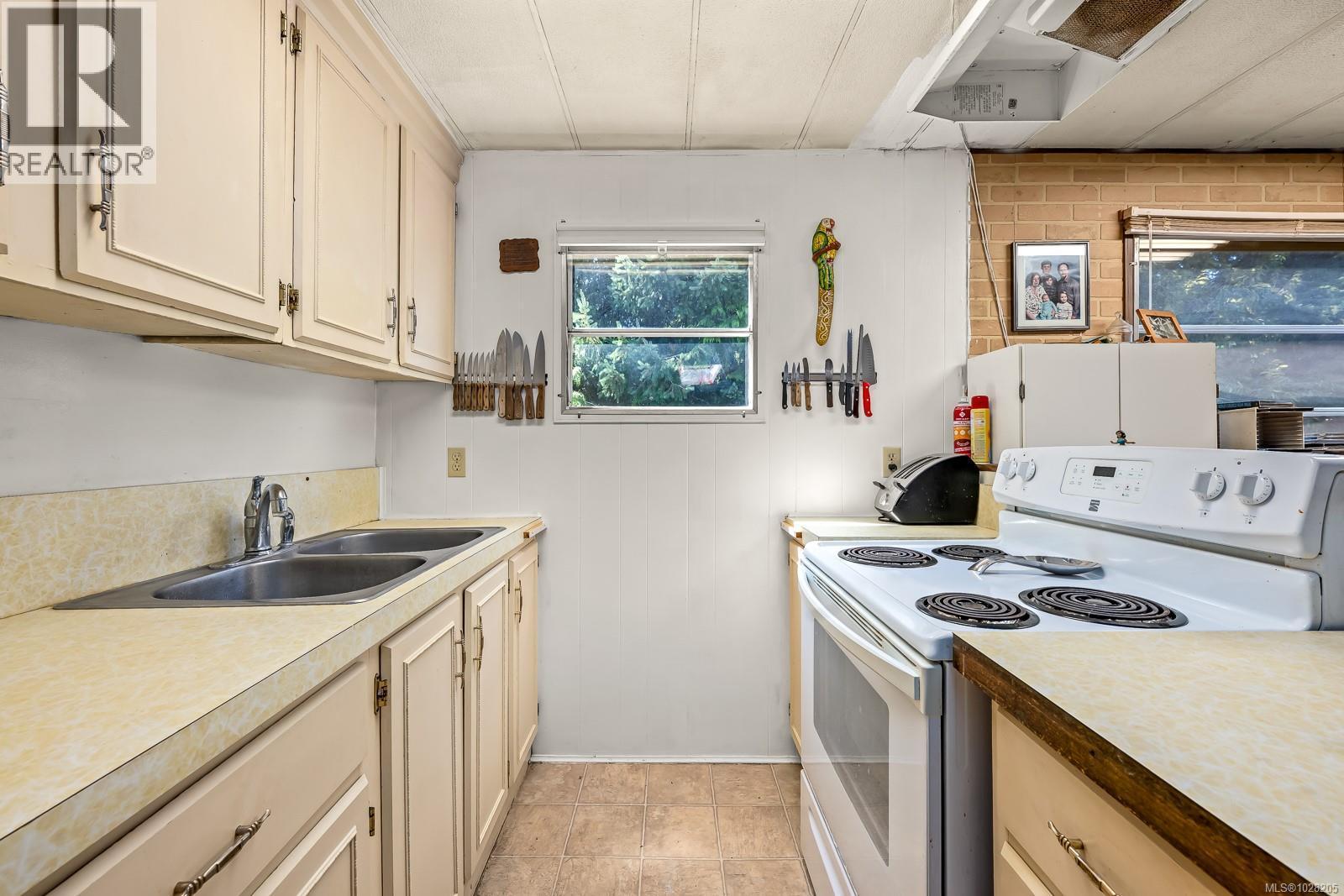 1255 Wilkinson Rd, Comox, BC