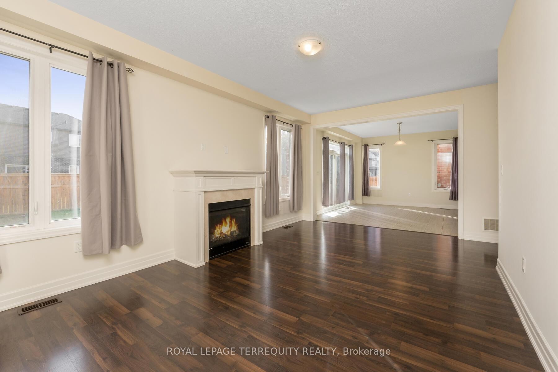 4516 Eclipse Way, Niagara Falls, ON - Indoor With Fireplace