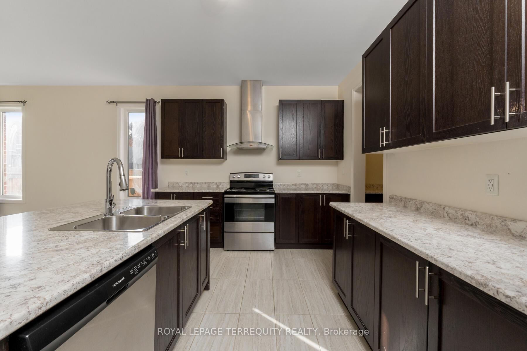 4516 Eclipse Way, Niagara Falls, ON - Indoor Photo Showing Kitchen With Stainless Steel Kitchen With Double Sink