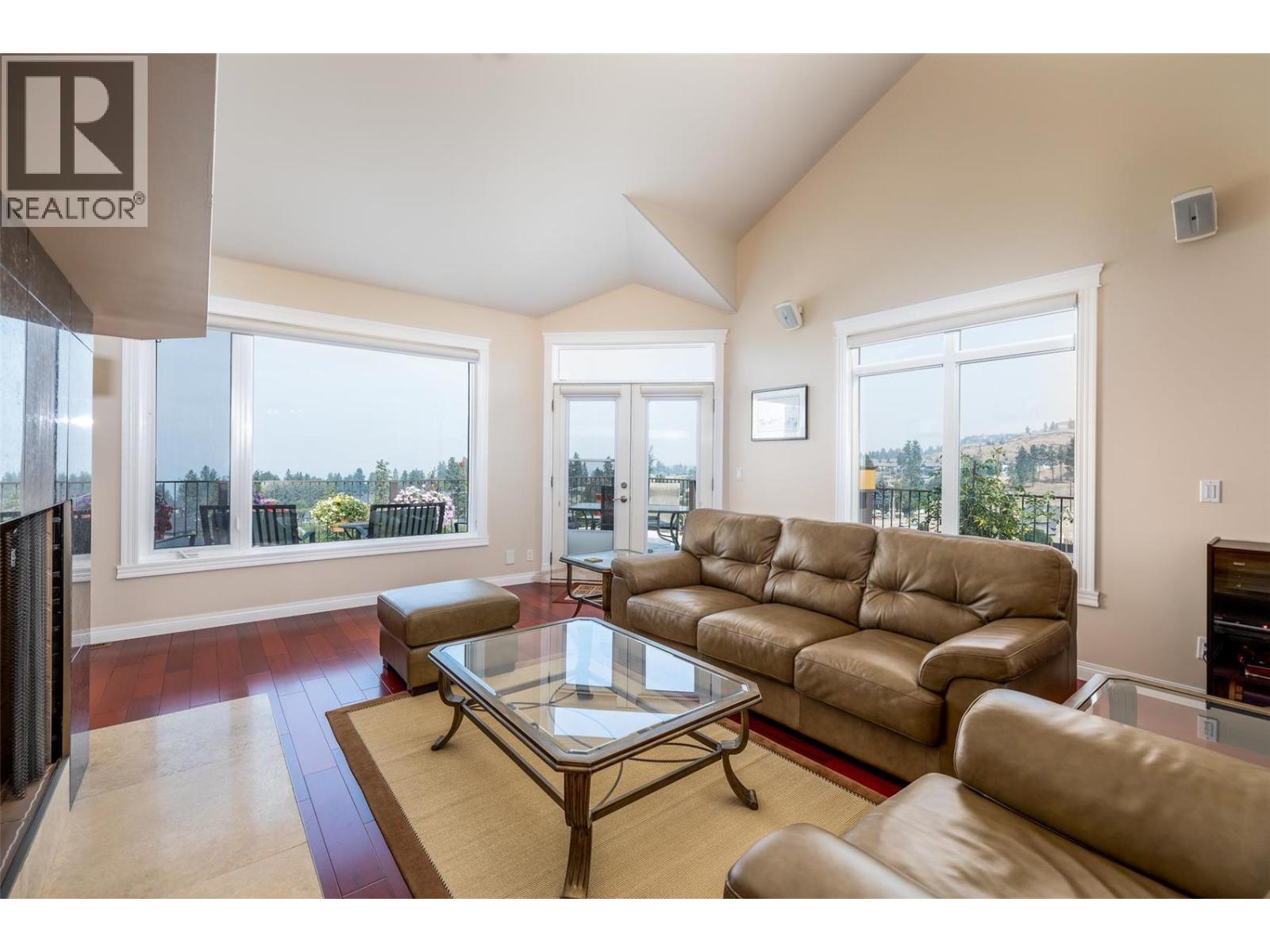 High vaulted ceiling - 375 Trumpeter Court, Kelowna, BC - Indoor Photo Showing Living Room