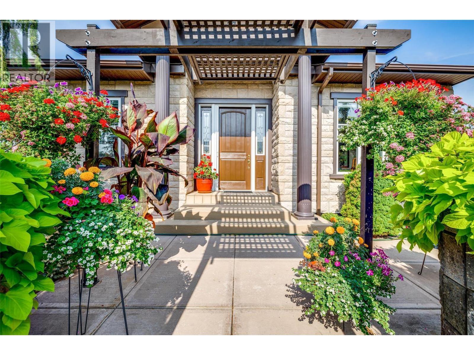 Gated entrance - 375 Trumpeter Court, Kelowna, BC - Outdoor