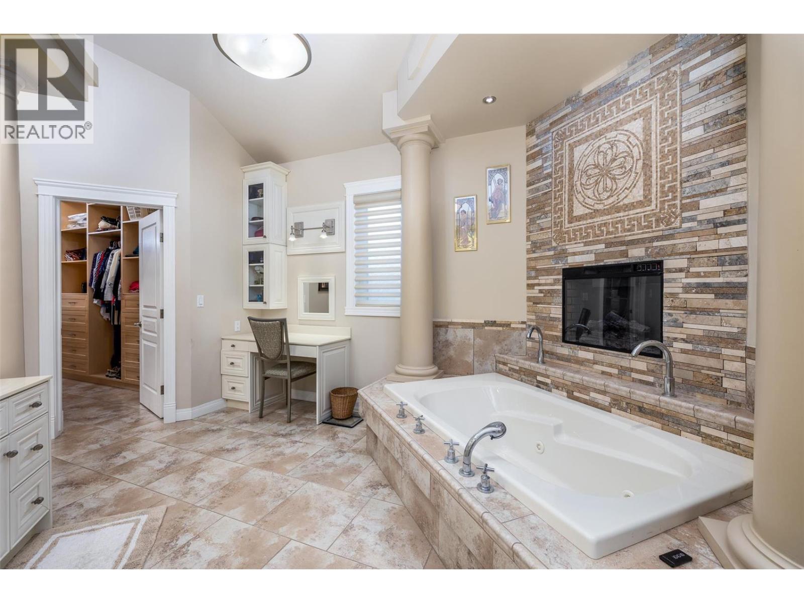 Spacious master ensuite - 375 Trumpeter Court, Kelowna, BC - Indoor Photo Showing Bathroom