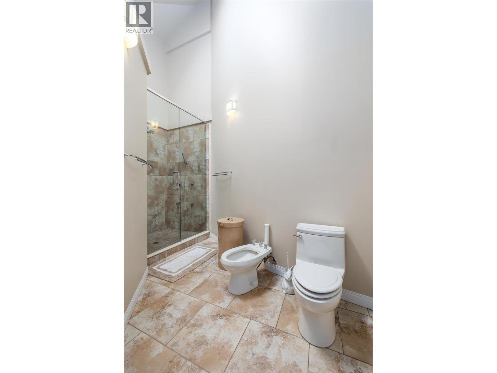 Shower room - 375 Trumpeter Court, Kelowna, BC - Indoor Photo Showing Bathroom