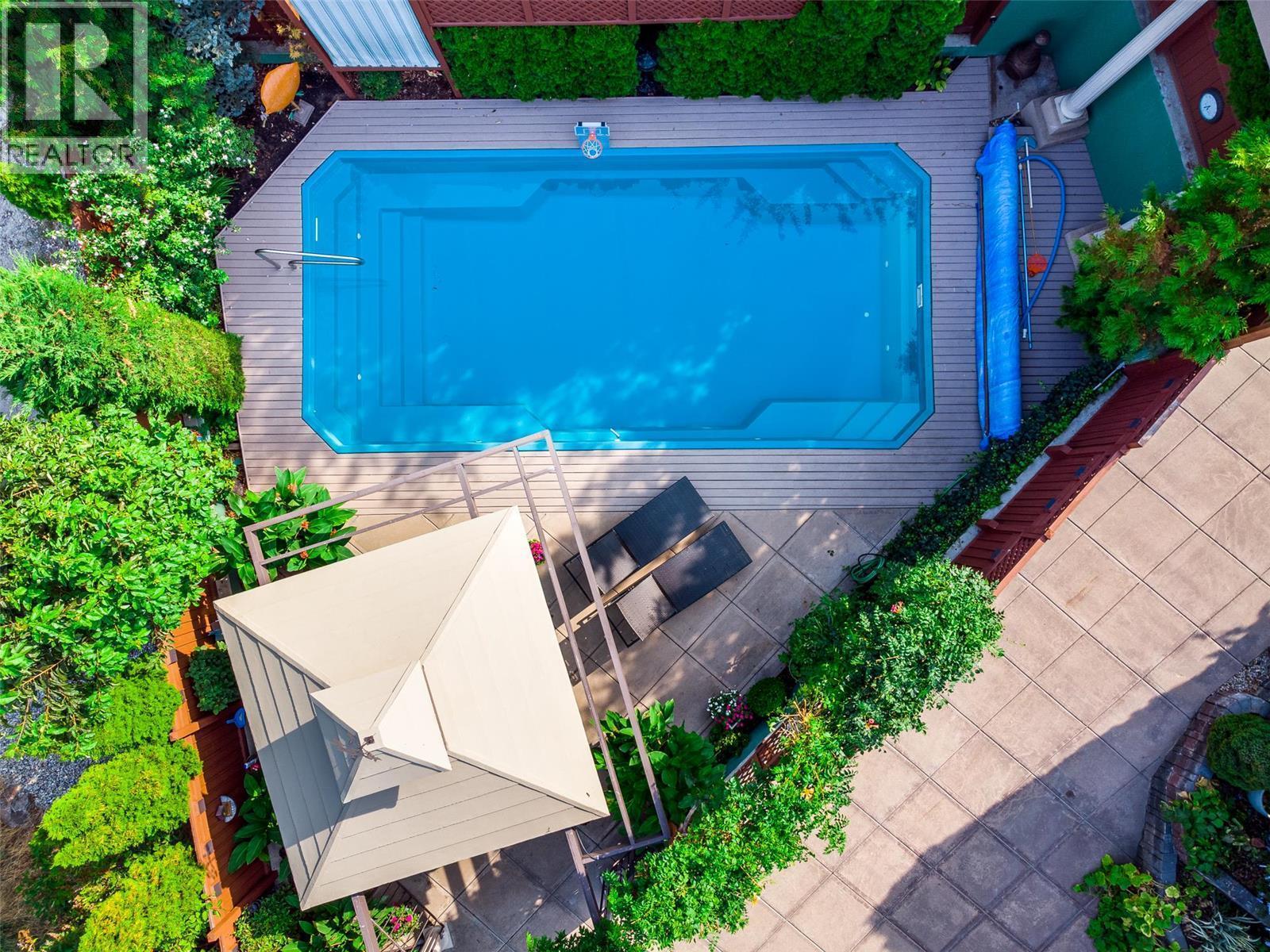 27×13 fiberglass saltwater pool - 375 Trumpeter Court, Kelowna, BC - Outdoor With In Ground Pool