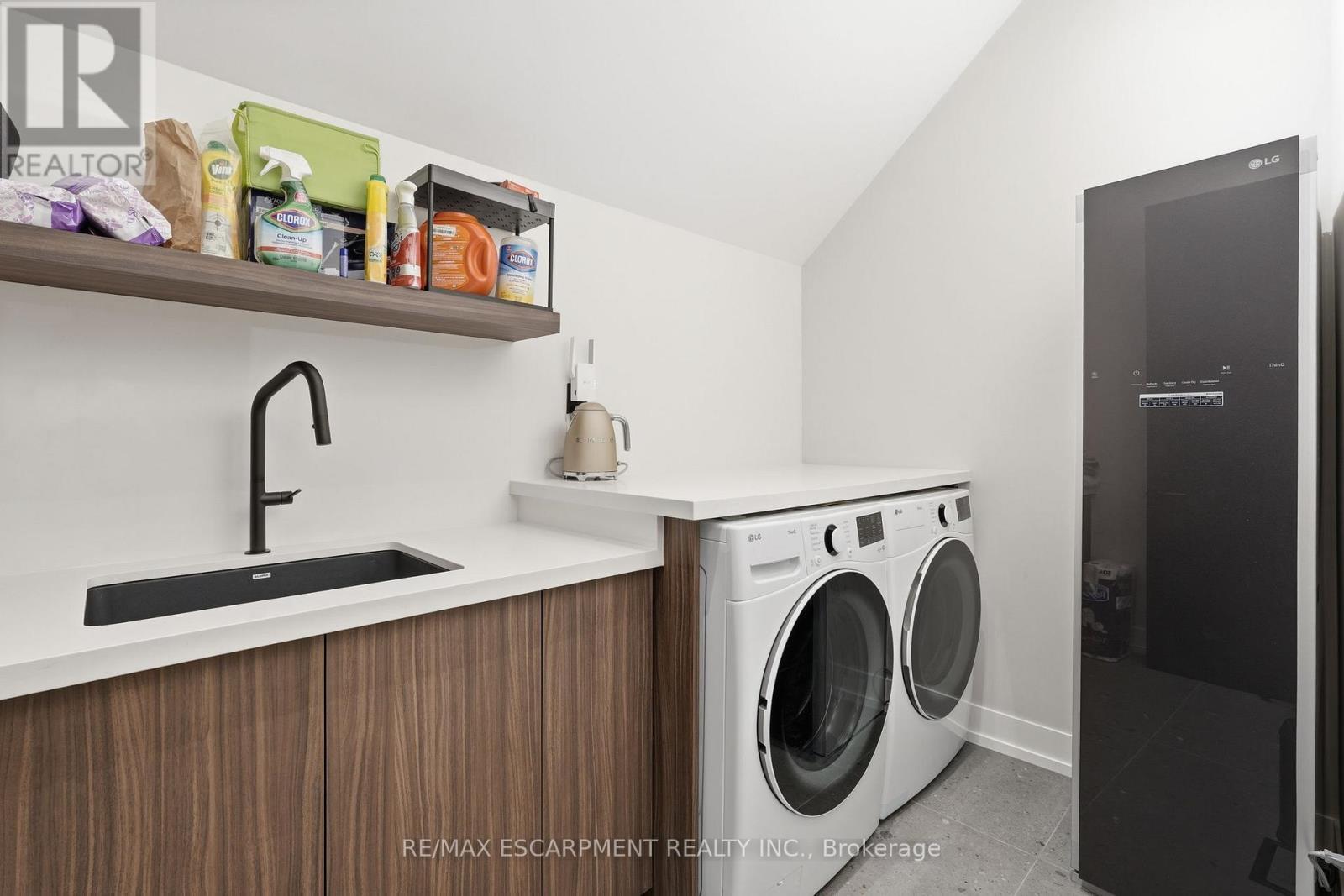 700 Montbeck Crescent, Mississauga, ON - Indoor Photo Showing Laundry Room