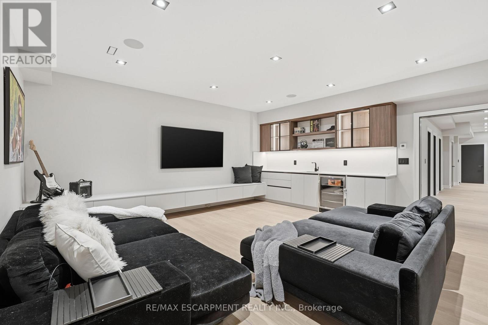 700 Montbeck Crescent, Mississauga, ON - Indoor Photo Showing Living Room