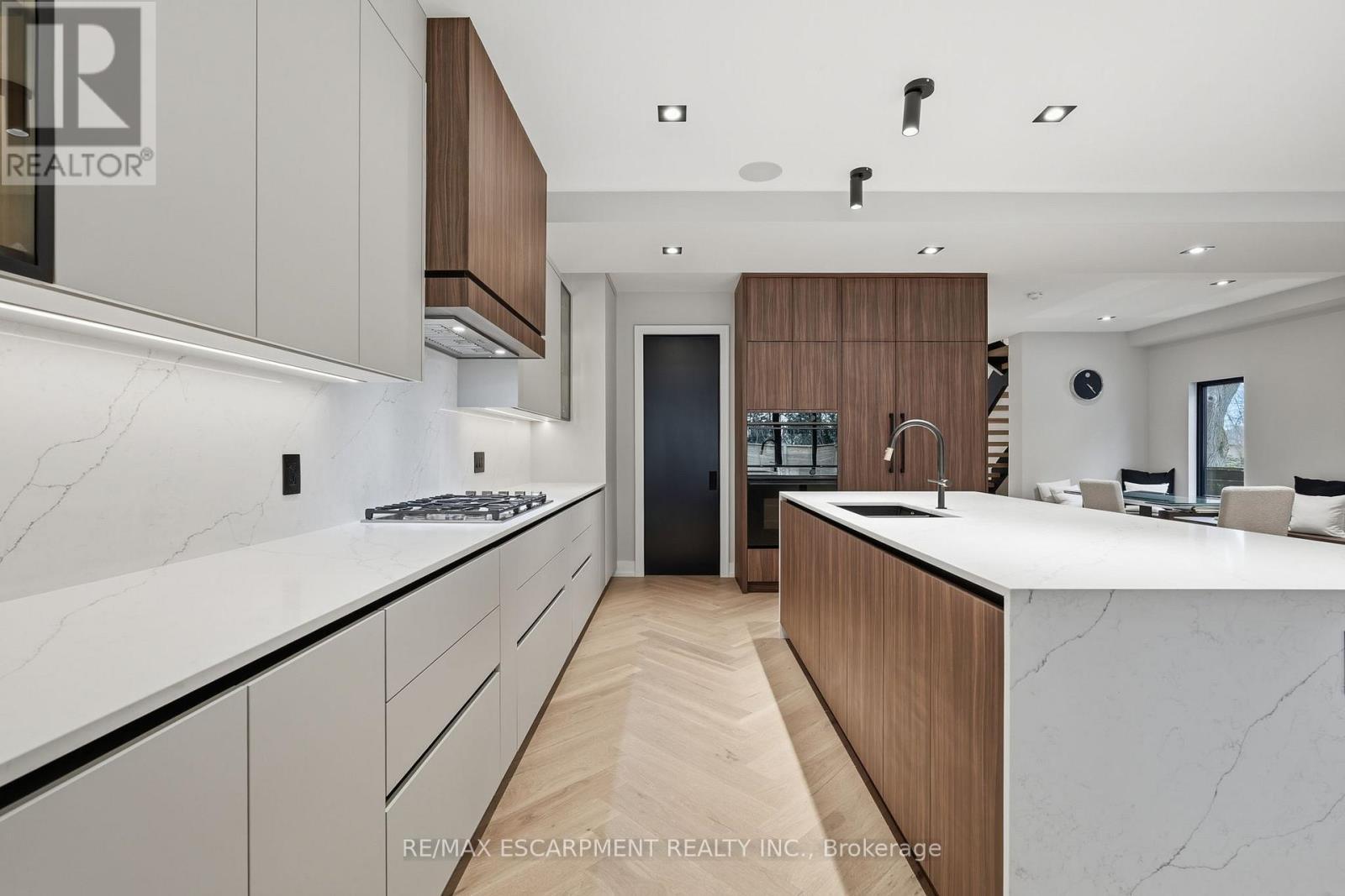 700 Montbeck Crescent, Mississauga, ON - Indoor Photo Showing Kitchen With Upgraded Kitchen