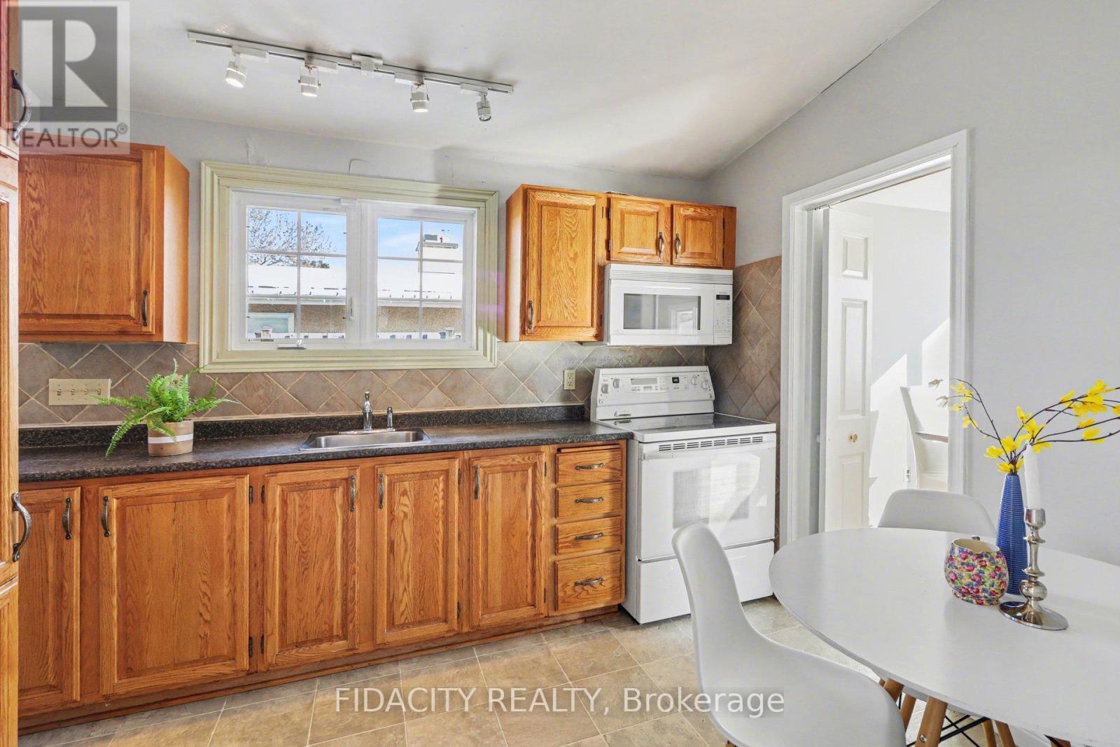 1933 Connecticut Avenue, Ottawa, ON - Indoor Photo Showing Kitchen