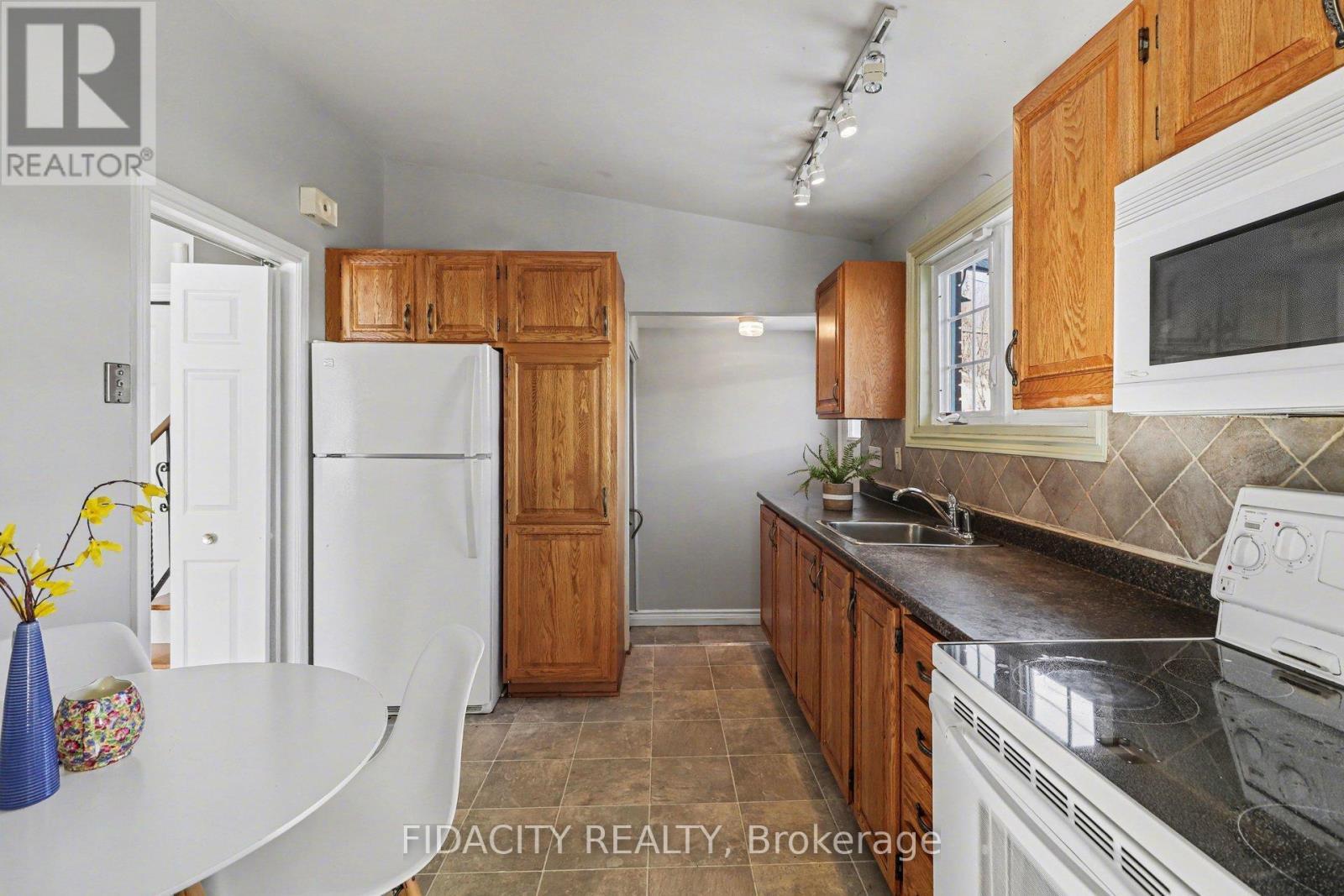 1933 Connecticut Avenue, Ottawa, ON - Indoor Photo Showing Kitchen With Double Sink