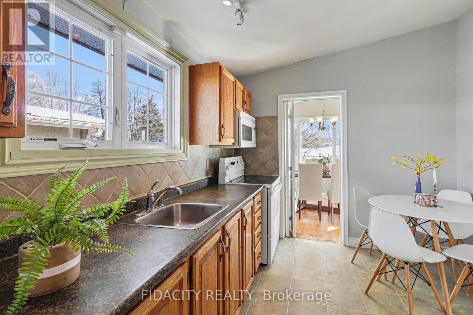 1933 Connecticut Avenue, Ottawa, ON - Indoor